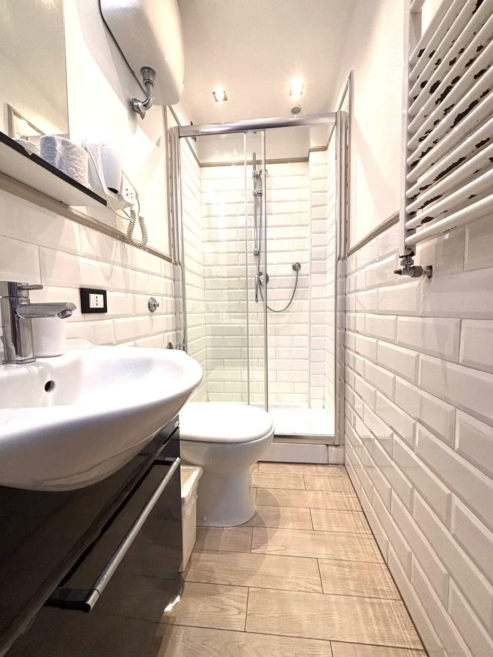 Double Room | Bathroom | Shower, rainfall showerhead, hair dryer, towels