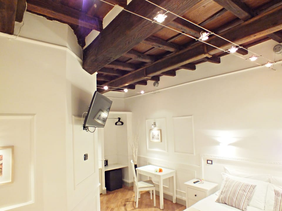 Quadruple Room | Living area | TV
