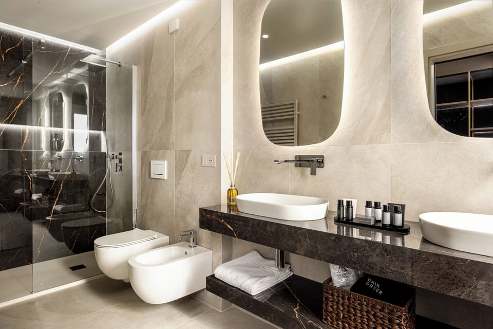 Camera Superior Deluxe con letto matrimoniale o 2 letti singoli. | Bathroom | Free toiletries, hair dryer, slippers, bidet