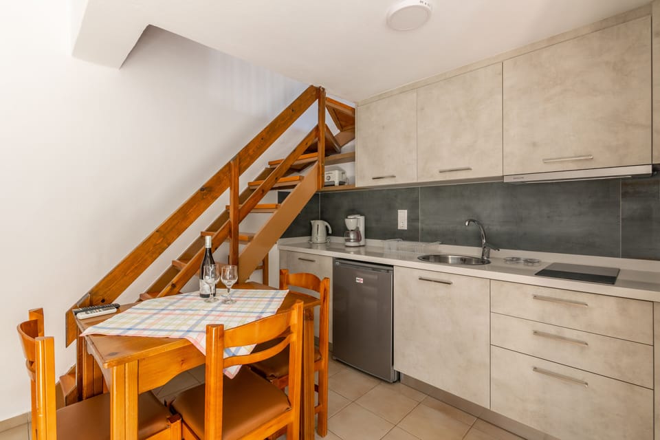 Standard Room | Private kitchen | Full-size fridge, stovetop, coffee/tea maker, electric kettle