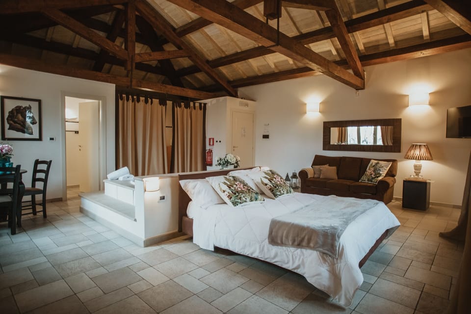 Suite (2 people) | Minibar, in-room safe, desk, free WiFi