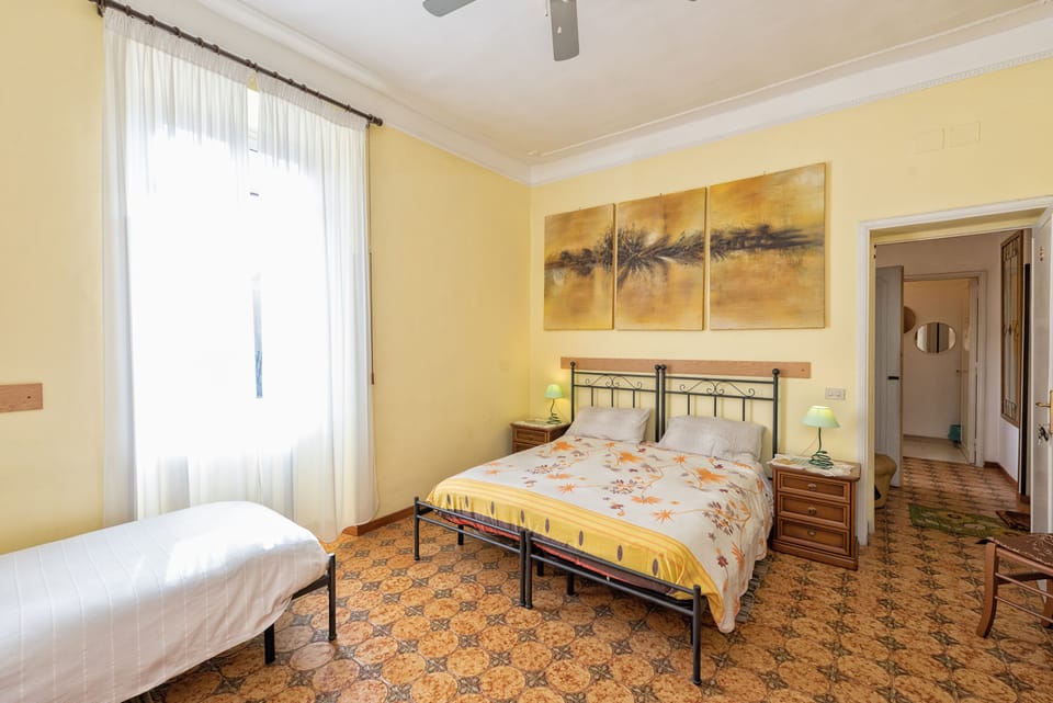 Triple Room | Desk, soundproofing, rollaway beds, free WiFi