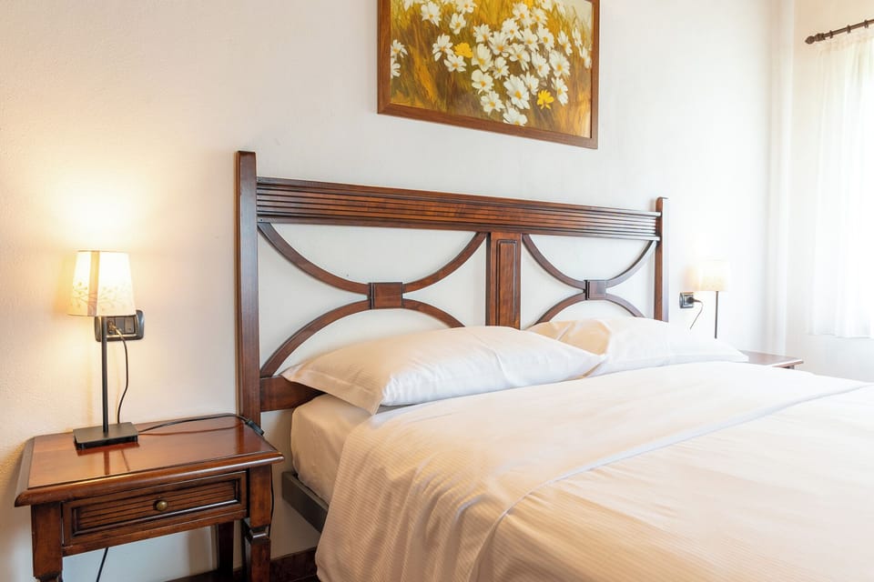 Double Room | Desk, iron/ironing board, free cribs/infant beds, rollaway beds
