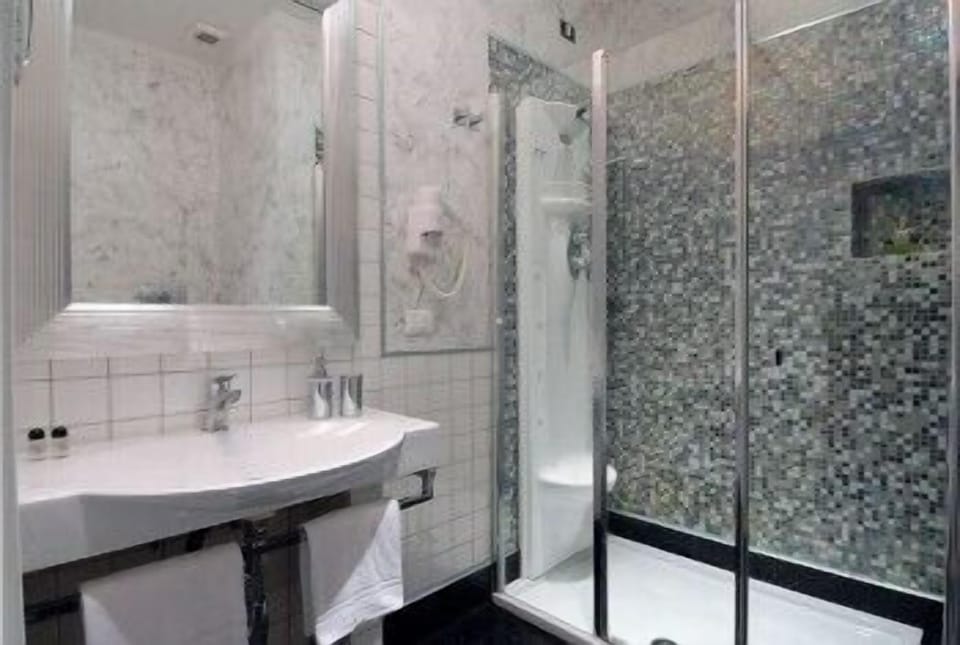 Shower, hydromassage showerhead, free toiletries, hair dryer