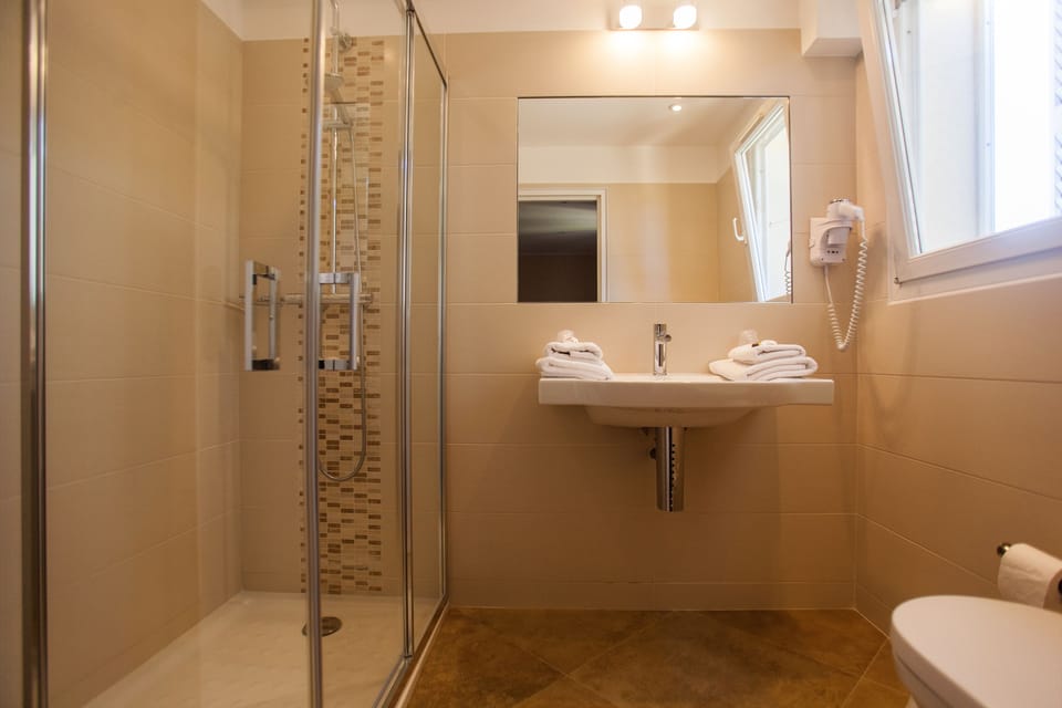 Comfort Triple Room | In-room safe, individually decorated, individually furnished, desk
