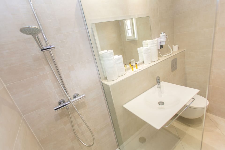 Comfort Double Room | Bathroom shower