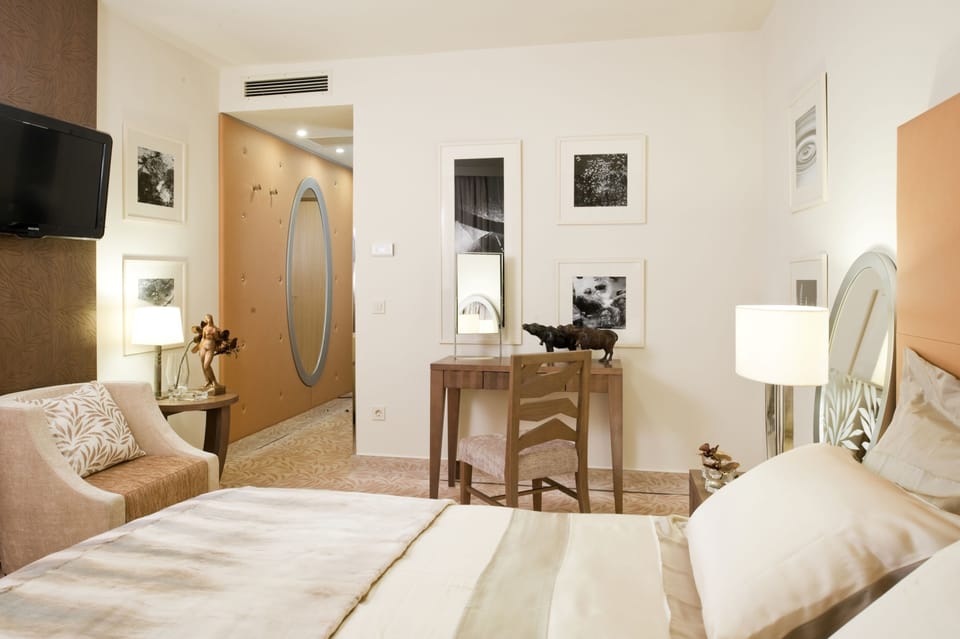 Minibar, in-room safe, desk, free WiFi