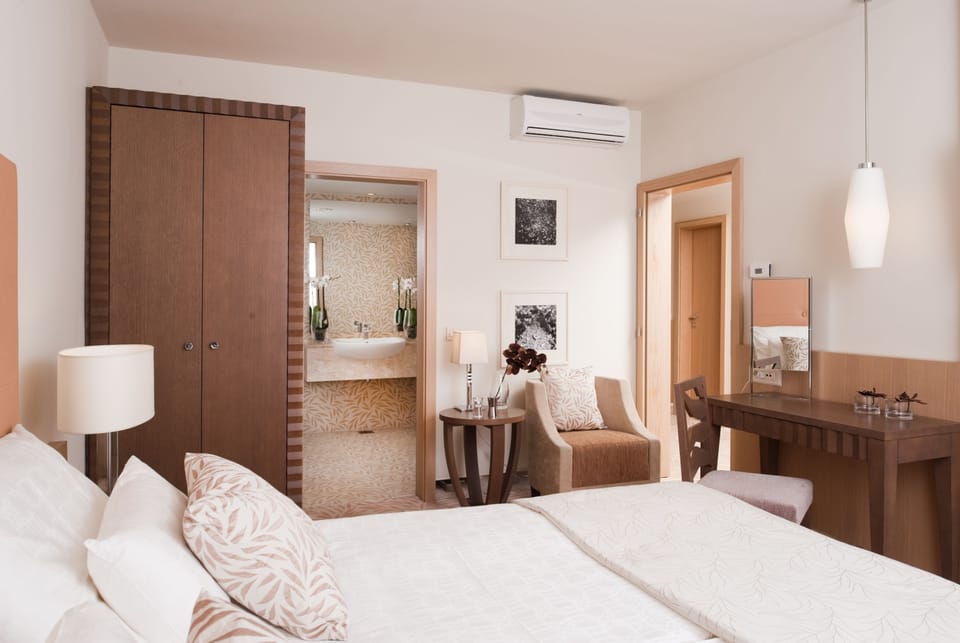 Panoramic Suite | Minibar, in-room safe, desk, free WiFi