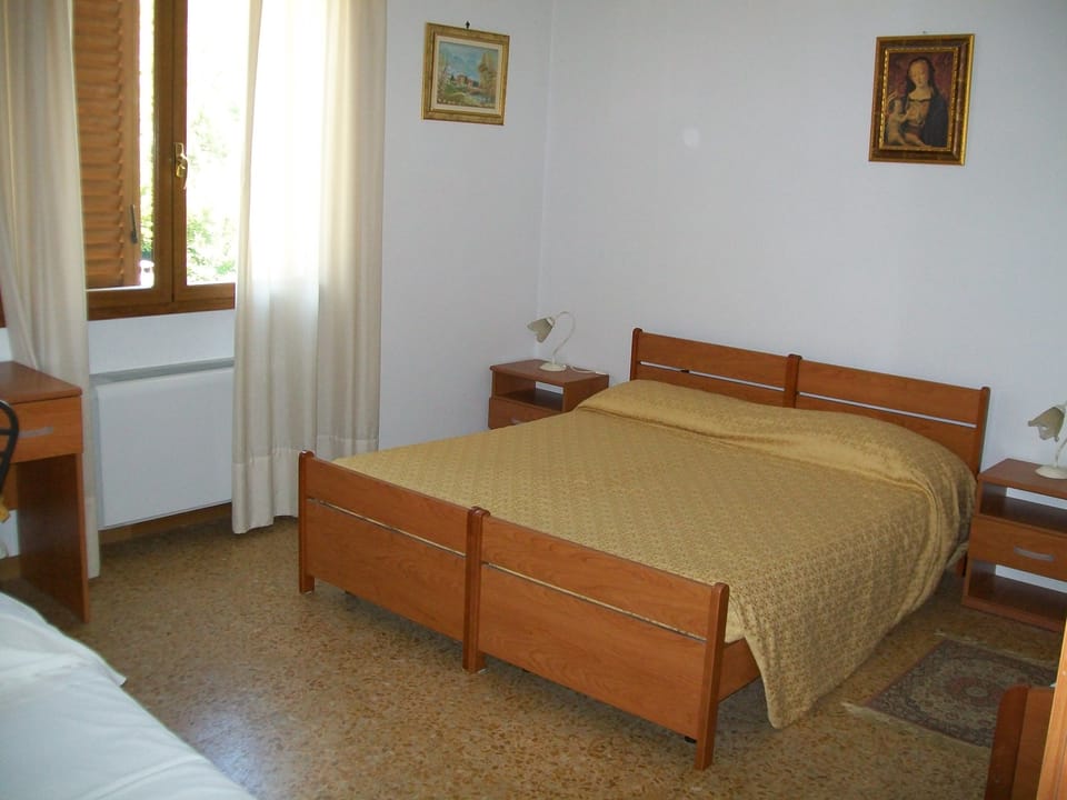 Double Room | In-room safe, desk, blackout drapes, WiFi (free)