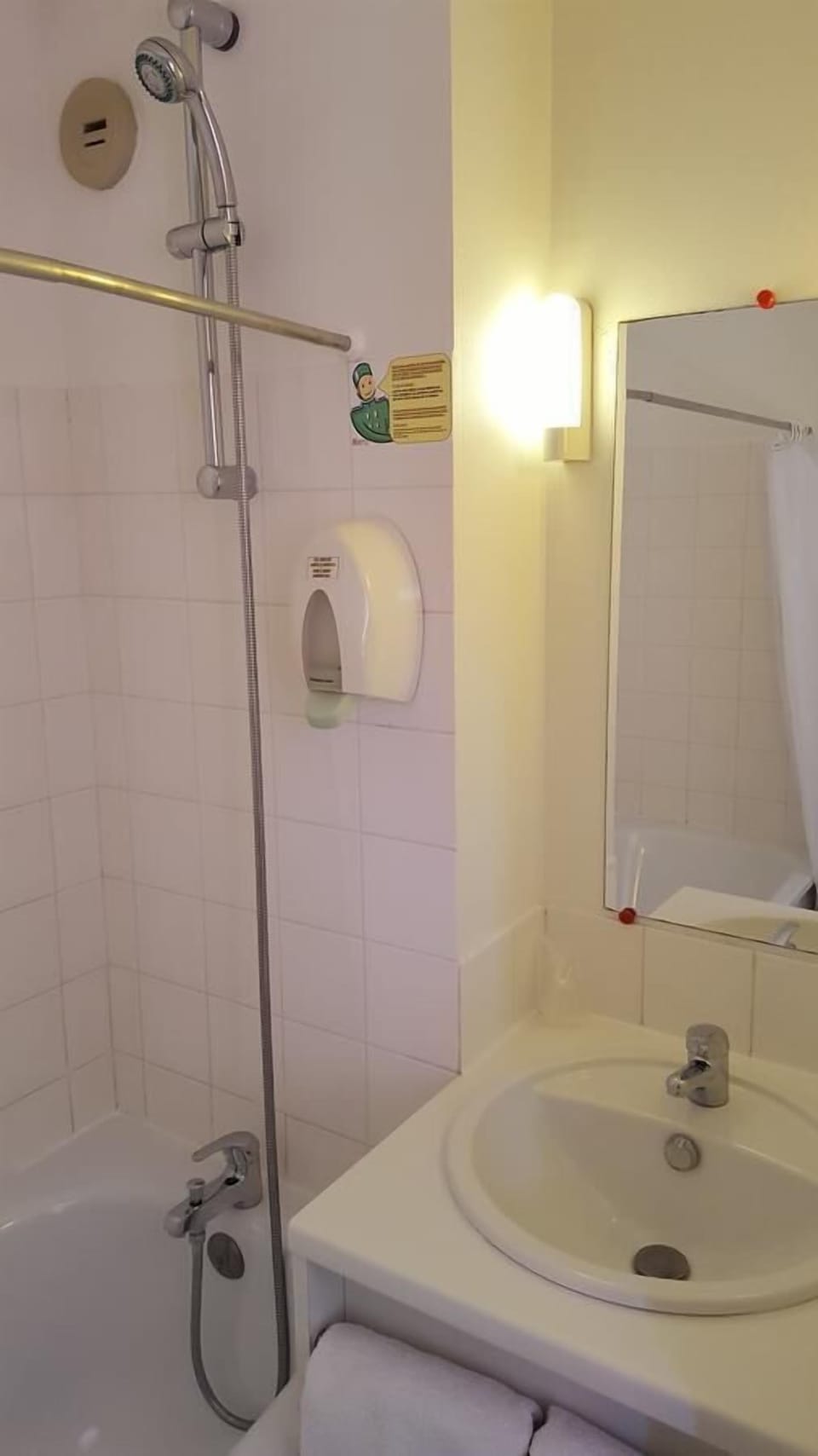 Bathtub, towels