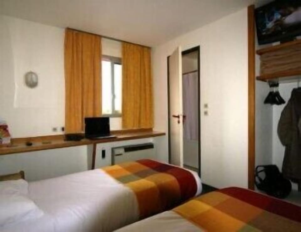 Desk, WiFi, bed sheets