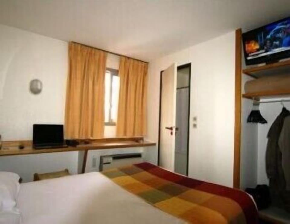 Desk, WiFi, bed sheets