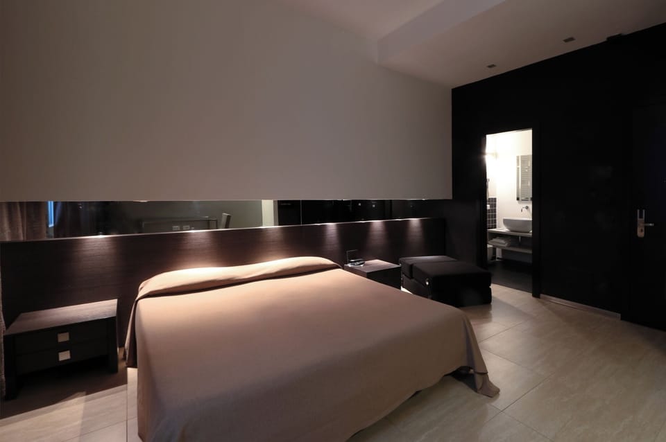 Classic Double or Twin Room | Minibar, in-room safe, desk, laptop workspace