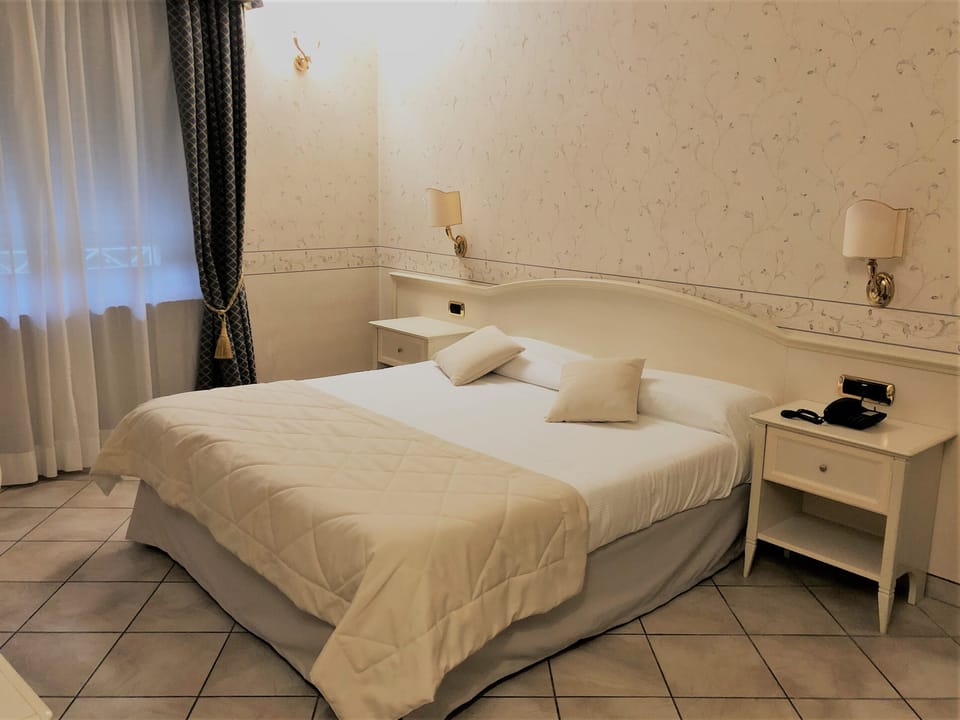 Minibar, desk, soundproofing, cribs (free)