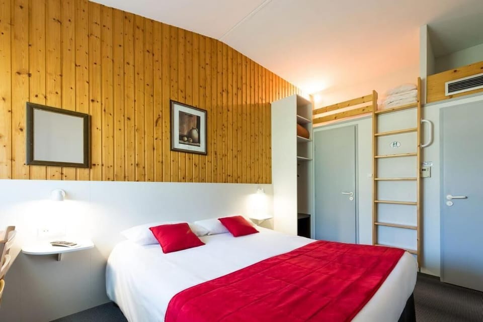 Desk, soundproofing, iron/ironing board, free WiFi