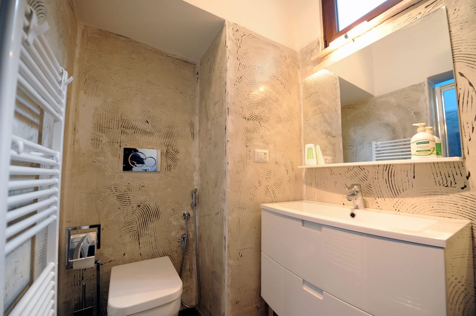 Shower, free toiletries, hair dryer, bidet