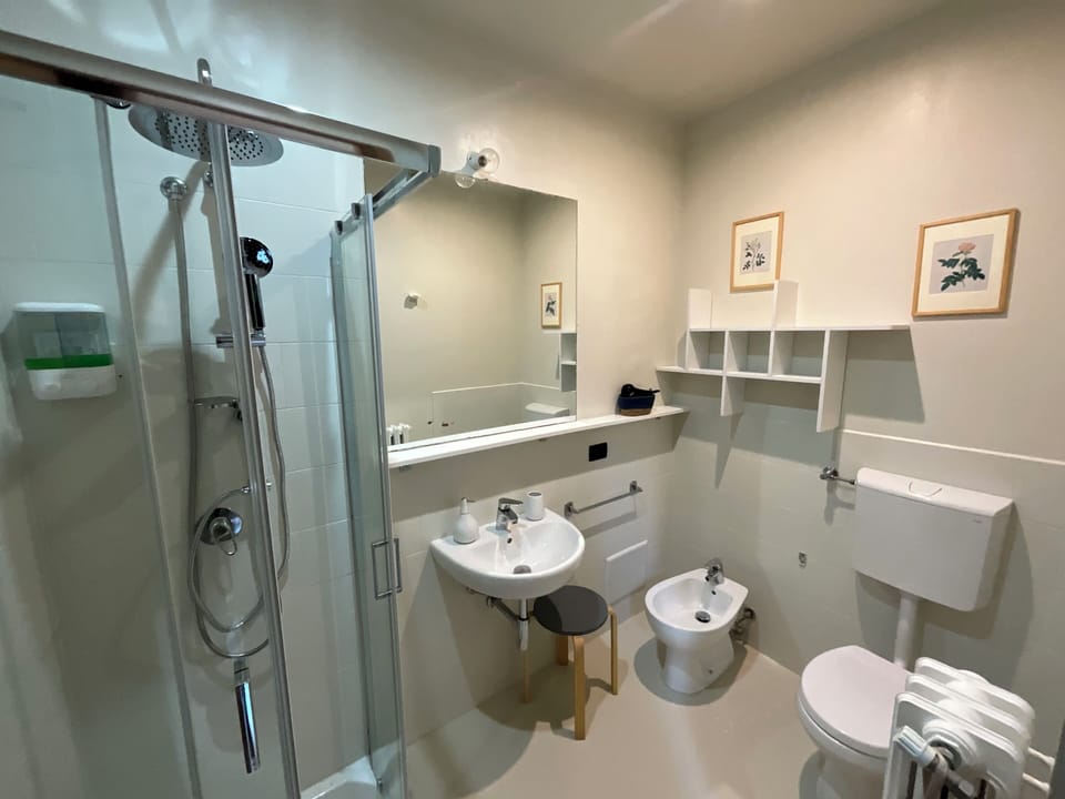 Junior suite with balcony / double or twin | Bathroom | Shower, free toiletries, hair dryer, bidet