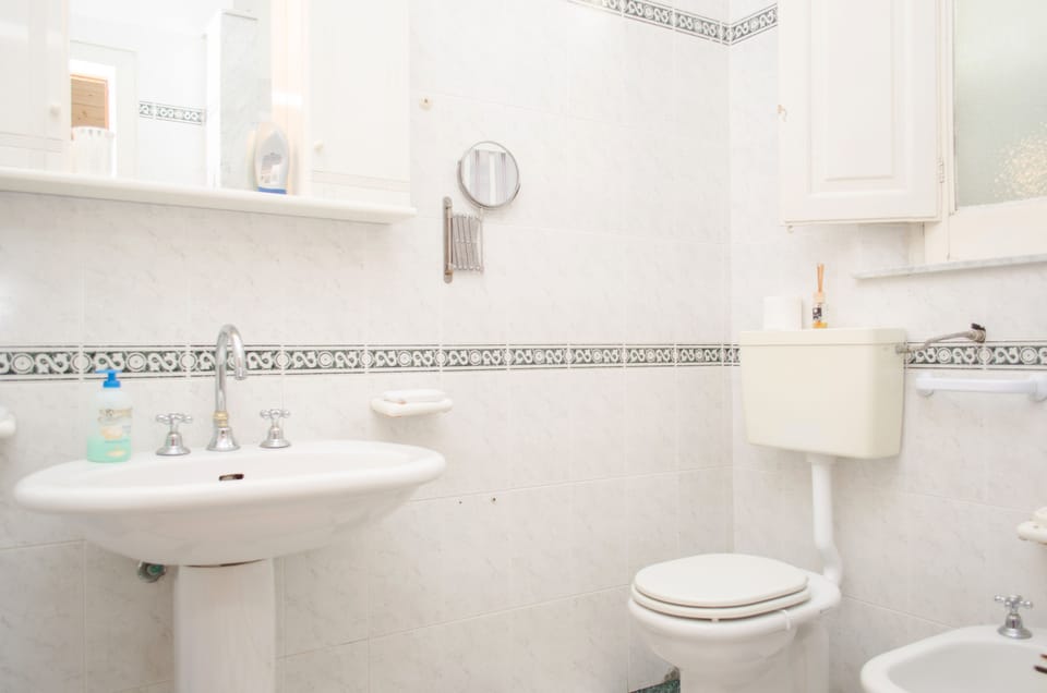Double Room | Bathroom | Shower, free toiletries, hair dryer, towels