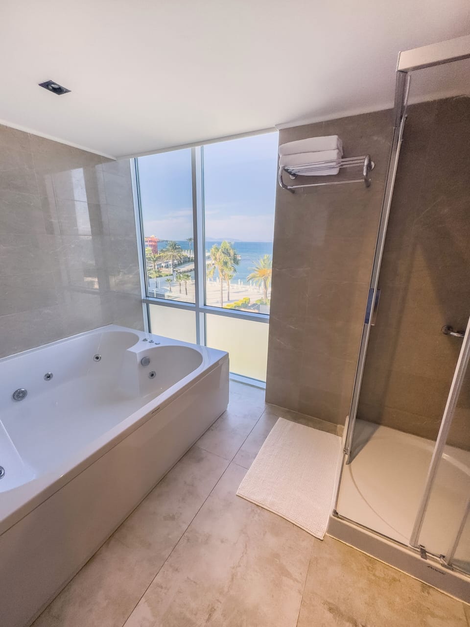 Executive Suite | Bathroom | Free toiletries, hair dryer, bathrobes, slippers