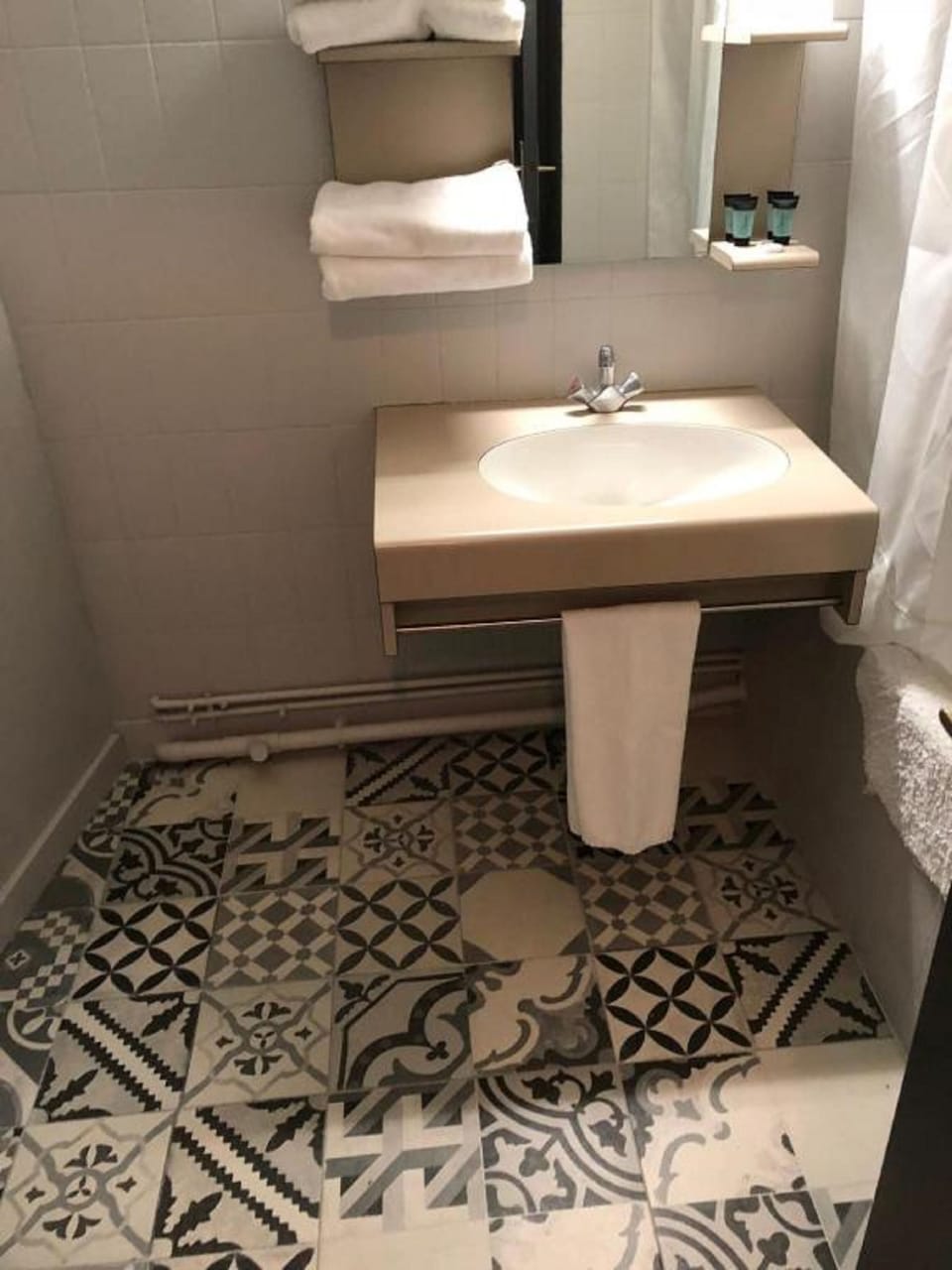 Economy Double Room, 2 Twin Beds | Bathroom | Free toiletries, hair dryer, towels