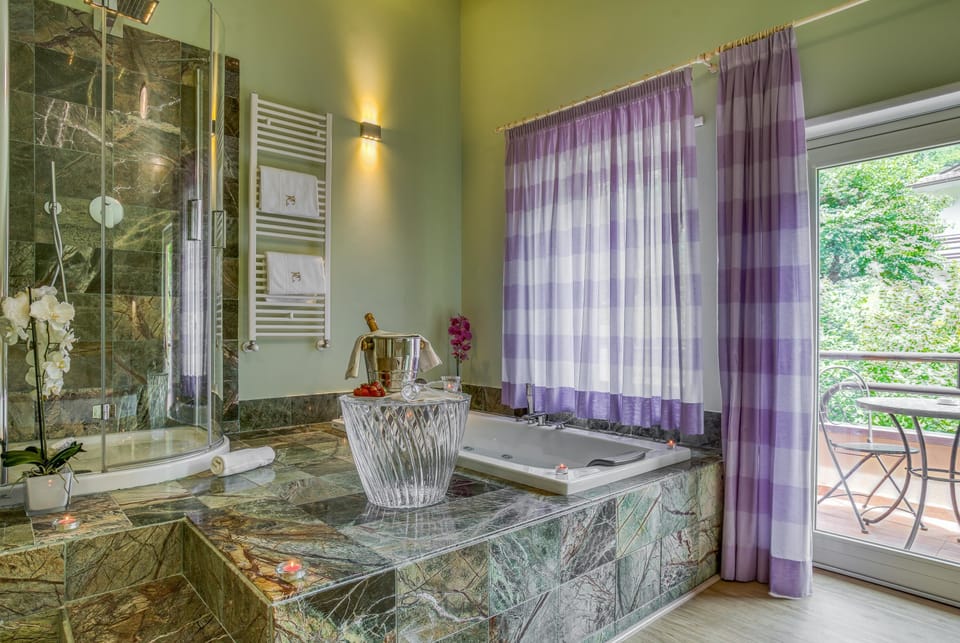 Honeymoon Suite | Private spa tub