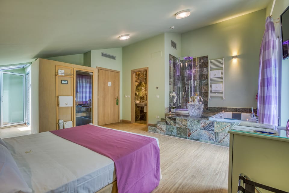 Honeymoon Suite | 1 bedroom, minibar, in-room safe, individually decorated