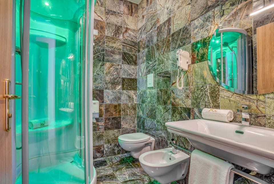 Honeymoon Suite | Bathroom | Shower, free toiletries, hair dryer, bathrobes