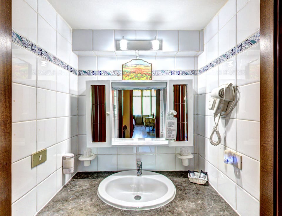Bathroom sink