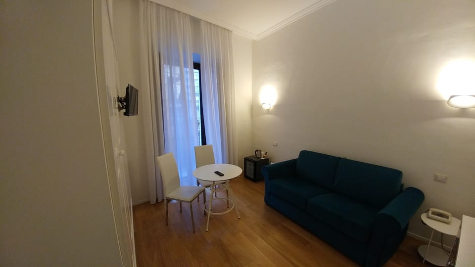 Deluxe Suite, 1 King Bed with Sofa bed, City View | Premium bedding, minibar, in-room safe, desk