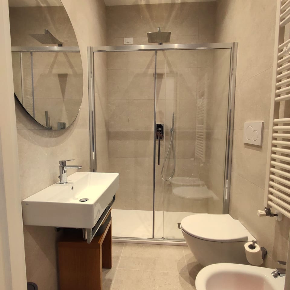 Junior Suite | Bathroom | Shower, free toiletries, hair dryer, bathrobes