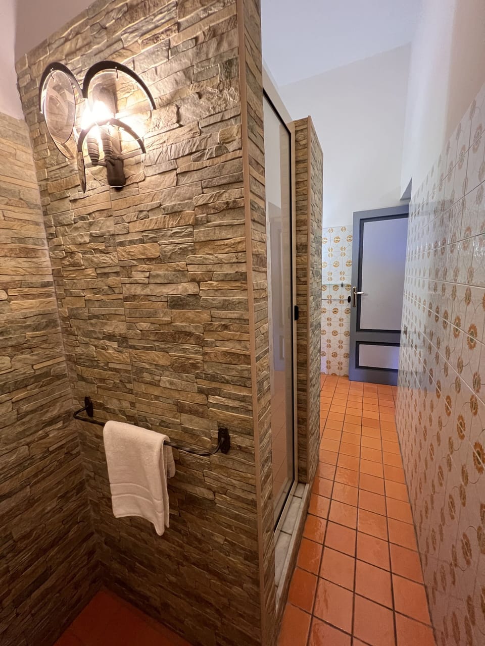 Superior Double Room, Lanai | Bathroom | Shower, hair dryer, bidet, towels