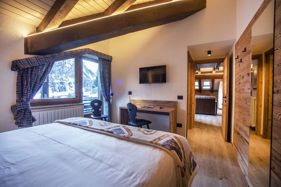 Luxury Suite | Frette Italian sheets, pillowtop beds, minibar, in-room safe