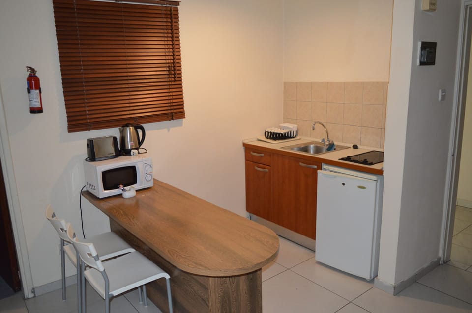 Studio | Private kitchenette | Coffee/tea maker, fridge, microwave, cookware/dishes/utensils