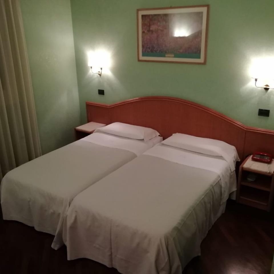 Minibar, in-room safe, WiFi (free), bed sheets