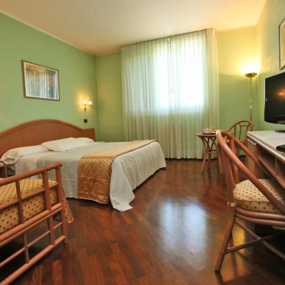 Triple Room | Minibar, in-room safe, free WiFi, bed sheets