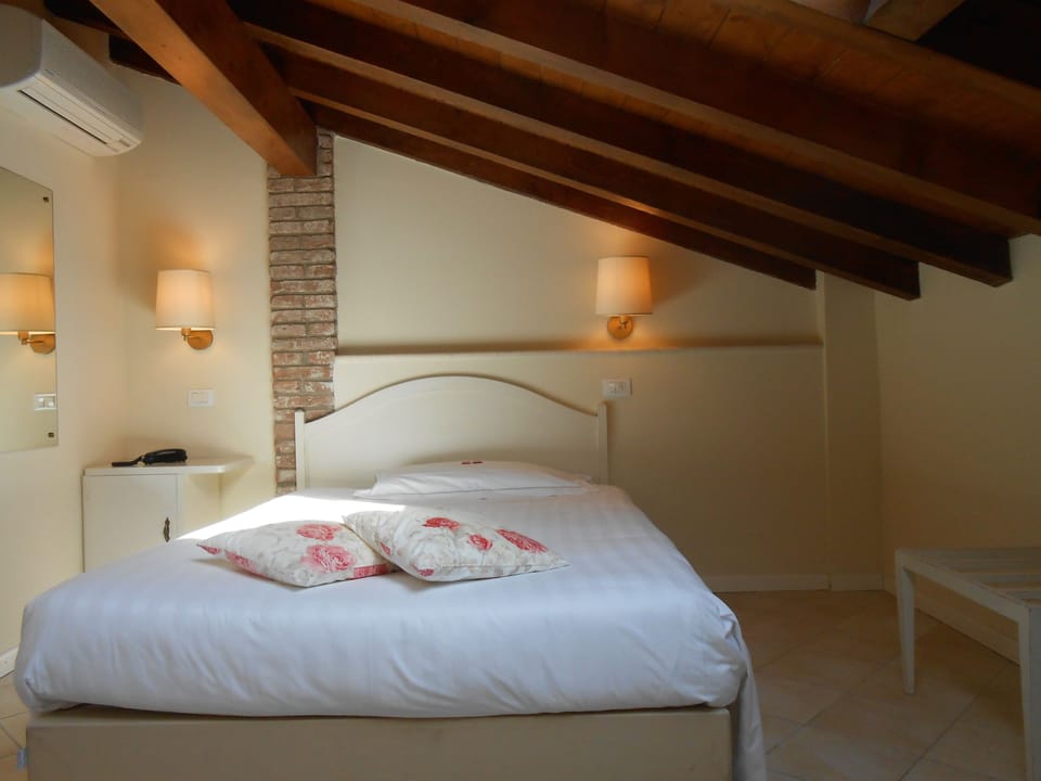 Single Room | In-room safe, desk, free WiFi, bed sheets