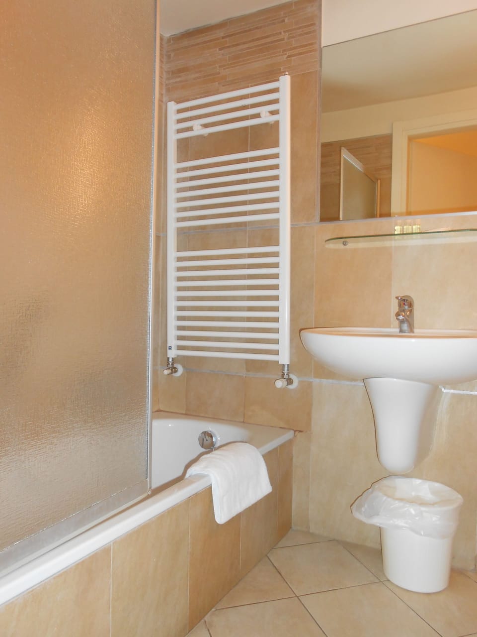 Triple Room | Bathroom | Free toiletries, hair dryer, bidet, towels
