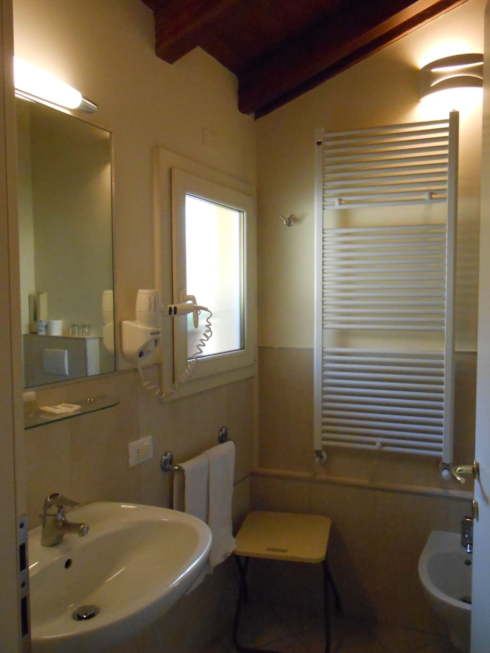 Double Room | Bathroom | Free toiletries, hair dryer, bidet, towels