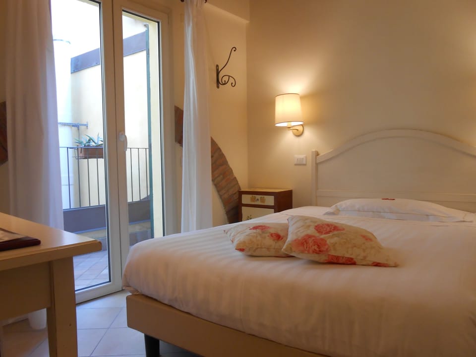 Single Room | In-room safe, desk, free WiFi, bed sheets
