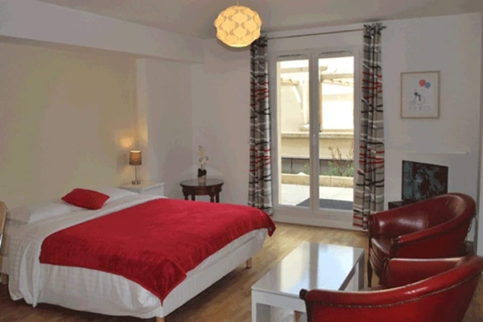 Premium bedding, desk, soundproofing, free WiFi