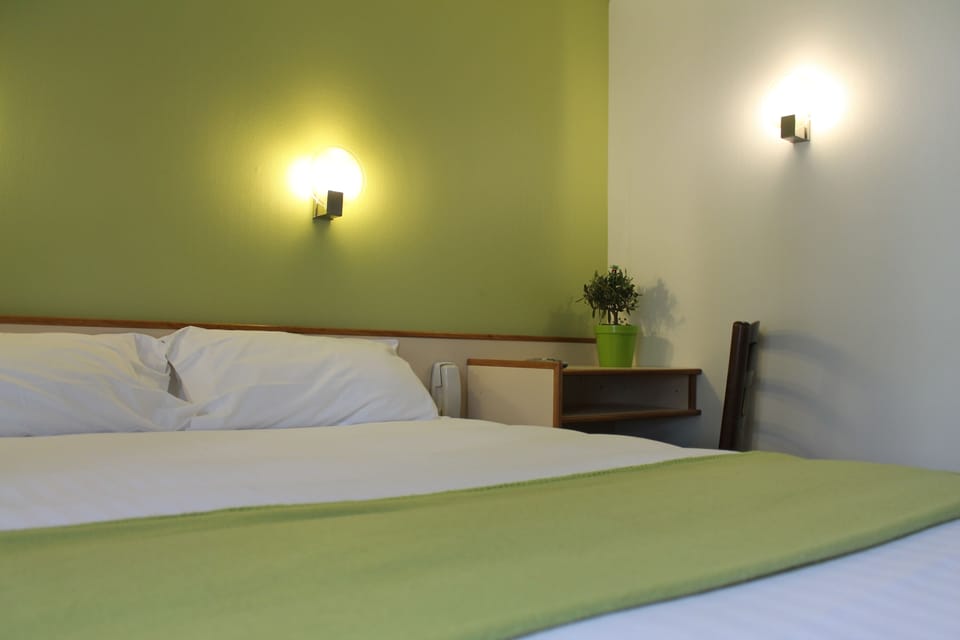 Premium bedding, desk, soundproofing, free WiFi