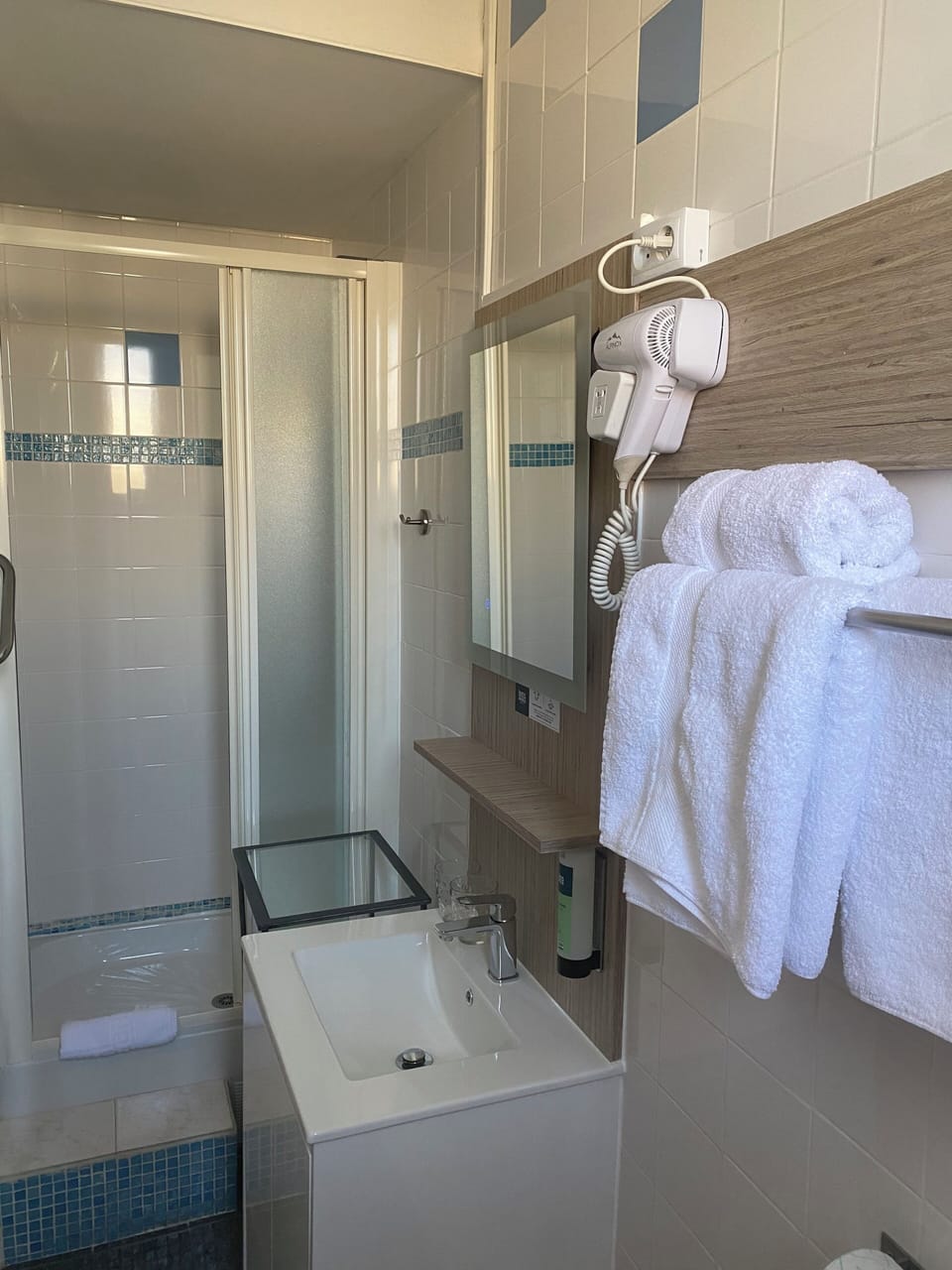 Superior Room | Bathroom | Shower, free toiletries, hair dryer, towels