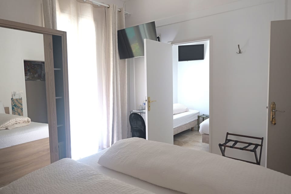Family Room | 1 bedroom, in-room safe, desk, laptop workspace