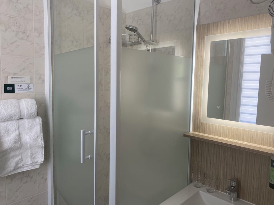 Superior Room | Bathroom | Shower, free toiletries, hair dryer, towels