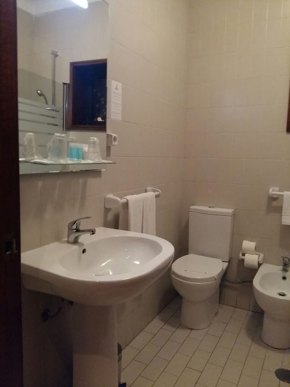 Bathtub, towels