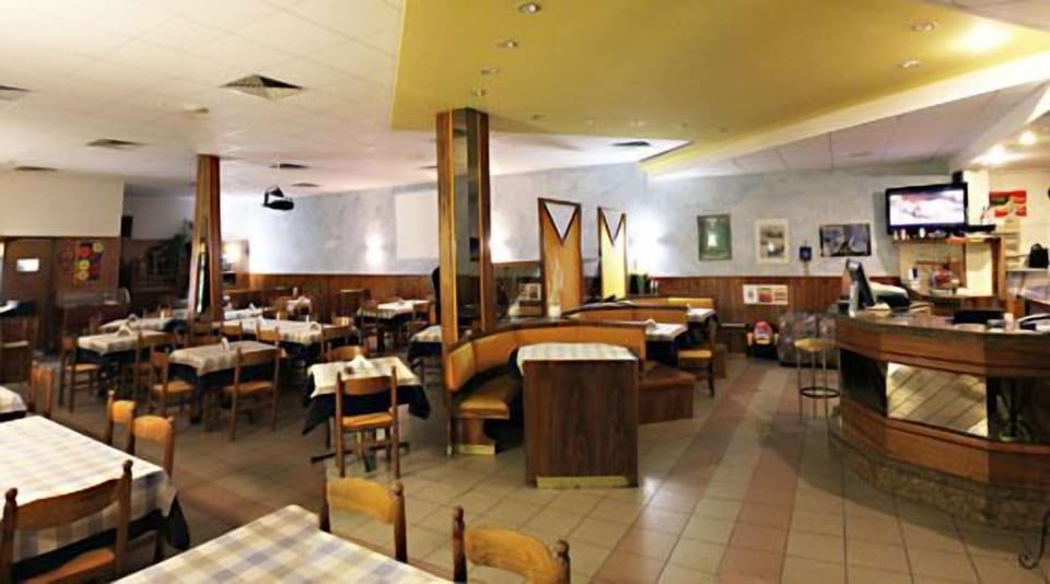 2 restaurants; breakfast, lunch, and dinner served