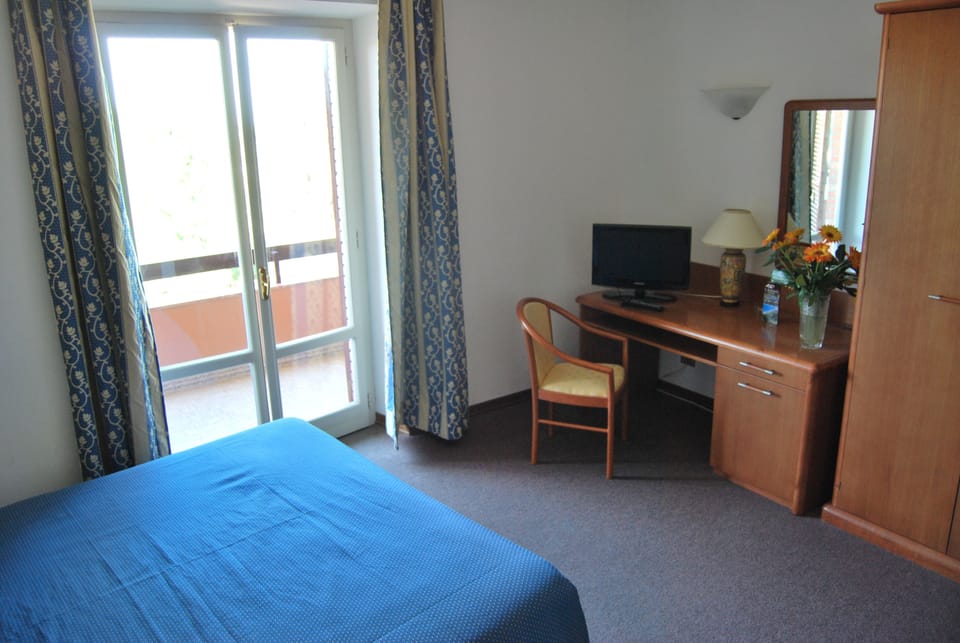 Classic Triple Room, 1 Bedroom, Partial Lake View | Desk, free WiFi, bed sheets, wheelchair access