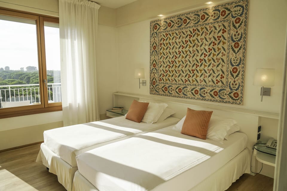 Memory foam beds, in-room safe, free WiFi