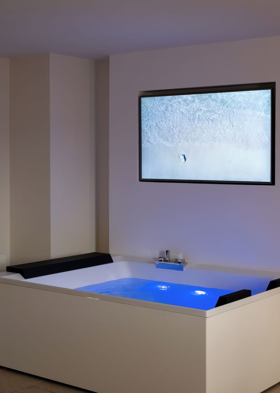 Indoor spa tub