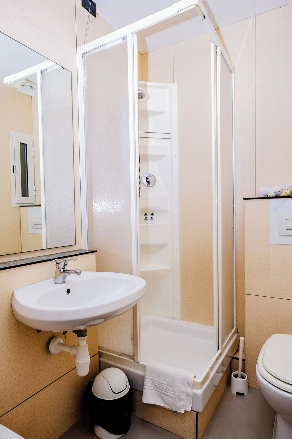 Double Room | Bathroom | Shower, rainfall showerhead, hair dryer, towels